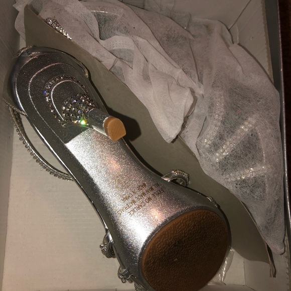 Silver Heels - Picture 1 of 3